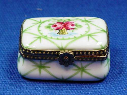 SMALL GREEN STRIPE W/ FLOWERS